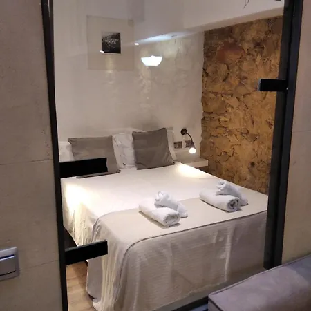 Aparteasy - Monument, Large, Cosy Apartment *